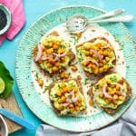 Kanapki z guacamole i pieczoną ciecierzycą