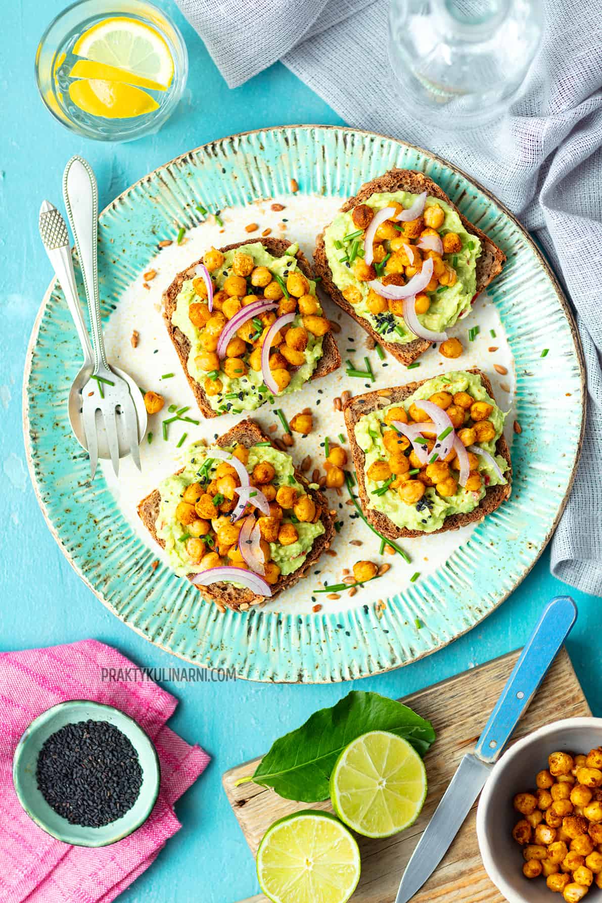 Kanapki z guacamole i pieczoną ciecierzycą