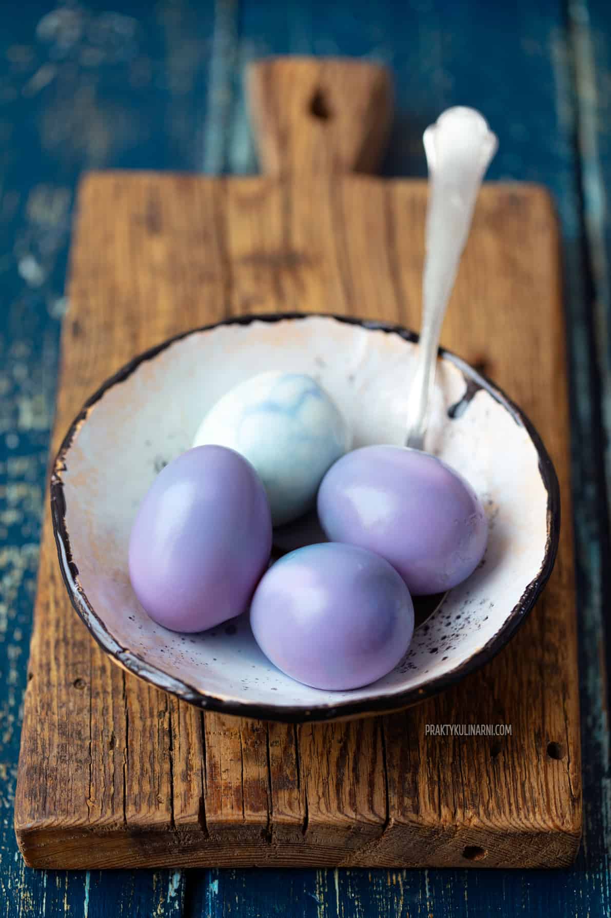 Kolorowe jajka marynowane