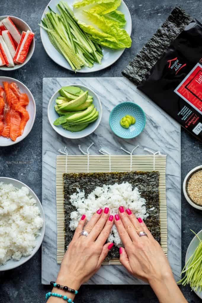 Jak szybko zwinąć sushi bez maty?