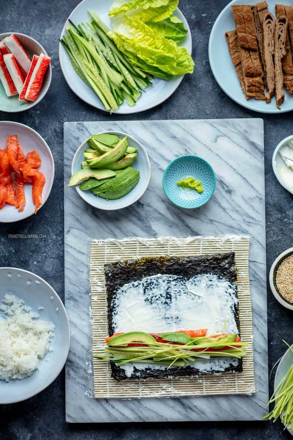 sushi z ryżem na wierzchu