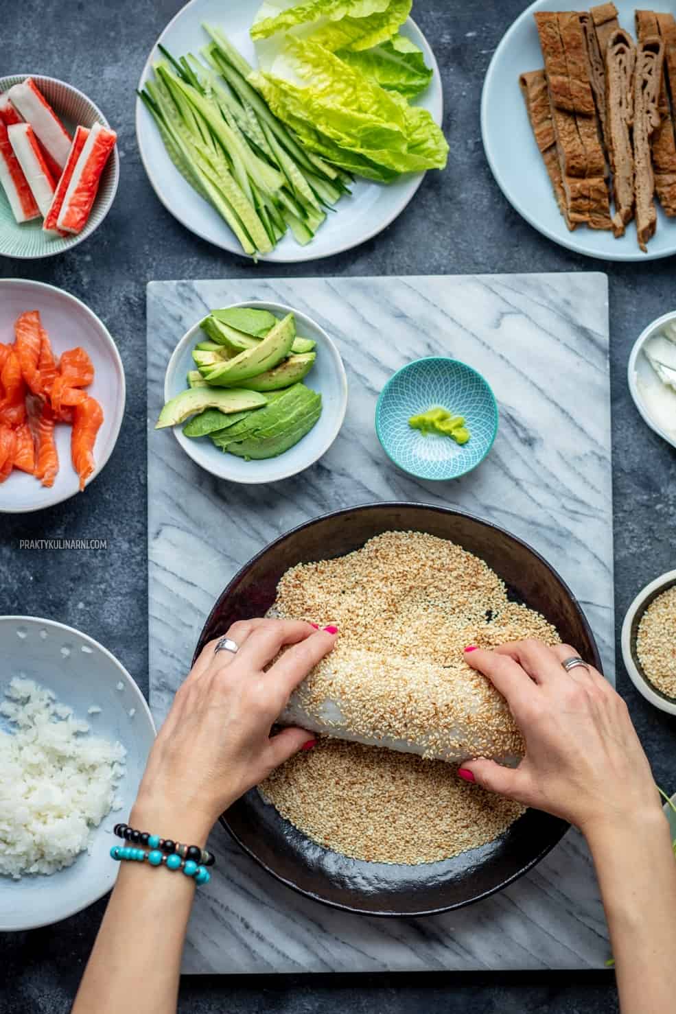Jak zrobić domowe sushi? Jak ugotować ryż do sushi? Sushi dla poczatkujących. uramaki 6