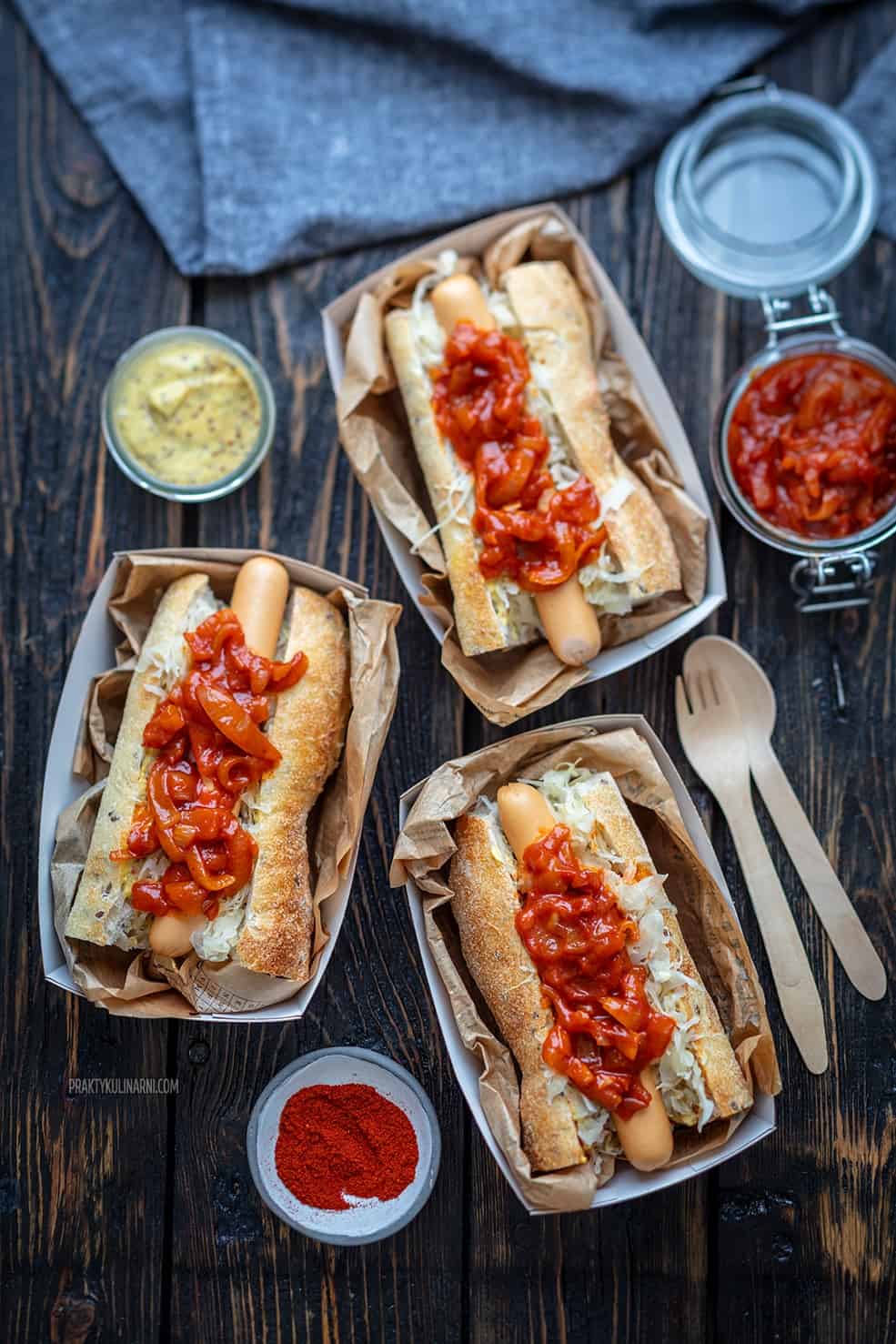 Hot dogi nowojorskie z kiszoną kapustą i sosem cebulowym hotdogi nowojorskie