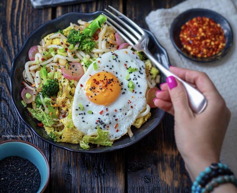 Udon z warzywami i jajkiem udon z warzywami sadzonym jajkiem 768x627